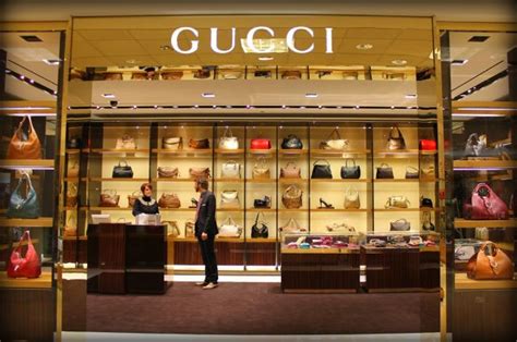 Shopping day chez Gucci, toujours un plaisir!!!! .